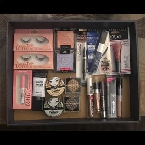 Makeup (18 piece) lot